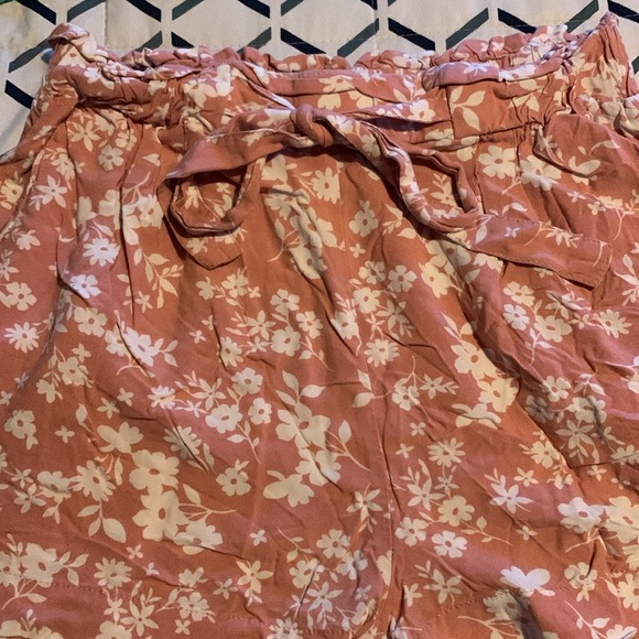 Pink floral stretchy waist with tie belt floral medium shorts with pockets - Picture 2 of 8